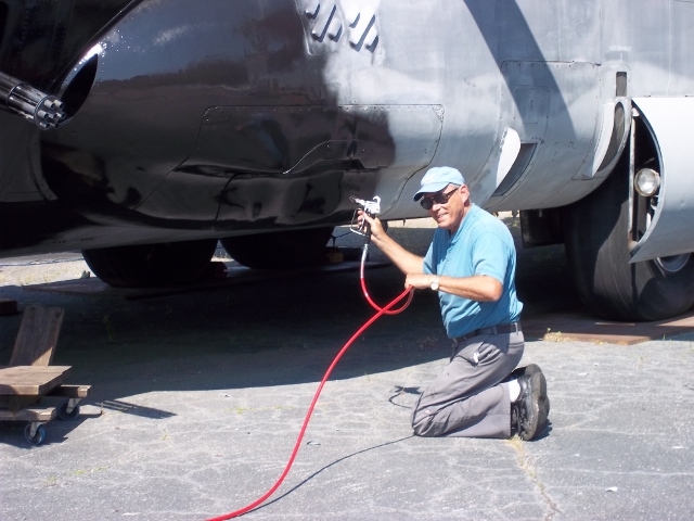 Painting AC-130 and kids 008 (640x480).jpg