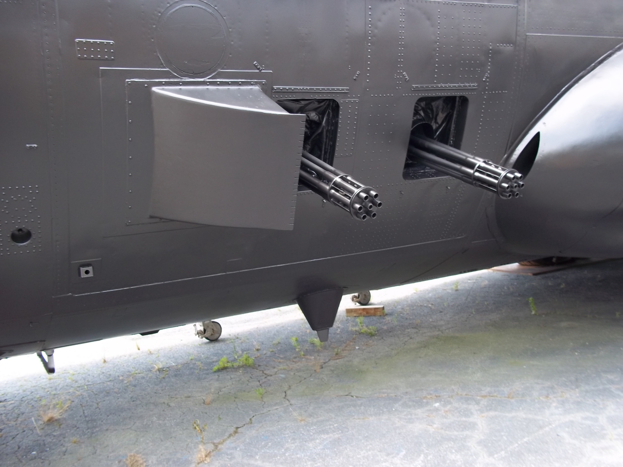 Painting AC-130 and kids 010.JPG