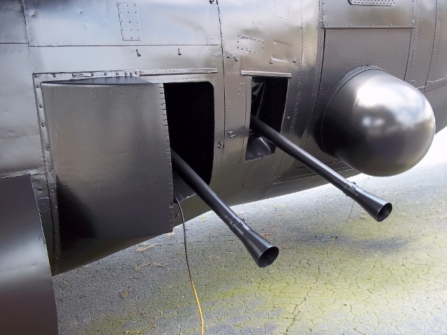 Painting AC-130 and kids 011 (640x480).jpg