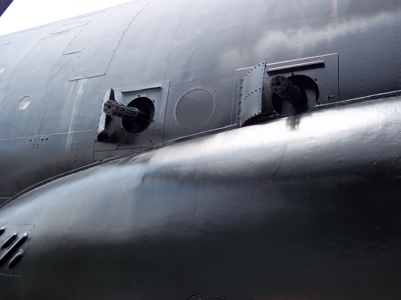 Painting AC-130 and kids 012.JPG